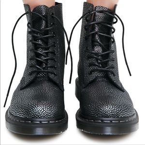 Dr. Martens pebbles leather women’s 1460 boots